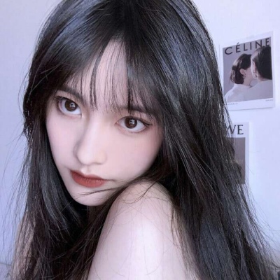 拄拐乘客行动不便，公交司机暖心守护